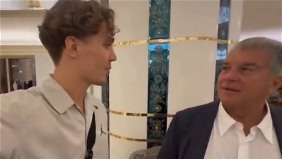 مشجع يعترض لابورتا ويعرض عليه التبرع بـ"دولار واحد" لتجاوز أزمة برشلونة المالية