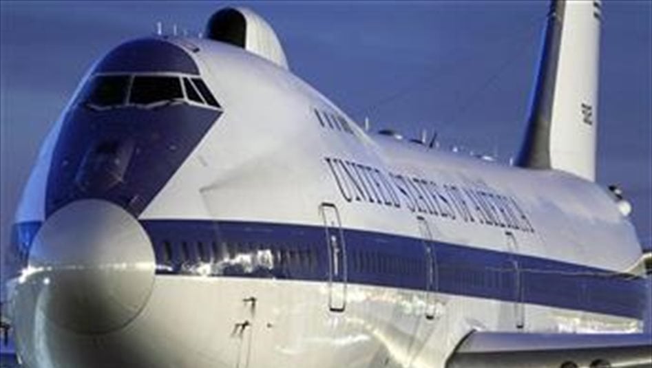 ظهور نادر للطائرة الأميركية الأسطورية "يوم القيامة" في لوس أنجلوس