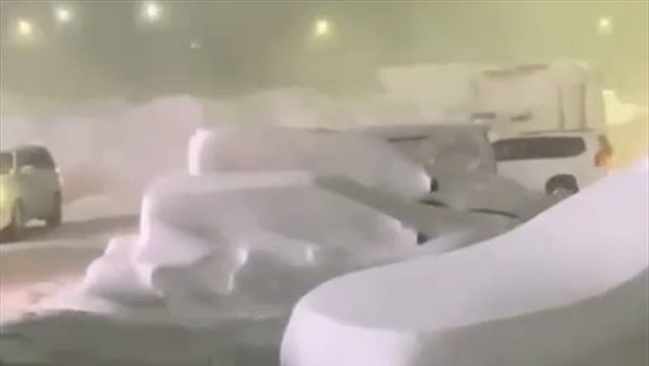 كامتشاتكا الروسية تشهد أسوأ عاصفة ثلجية: الثلوج وصلت الطابق الثاني من المنازل!