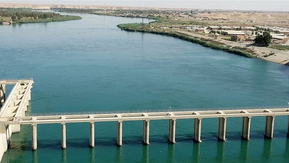 ماء الأنبار تصدر توضيحا بشأن البقعة الزيتية في نهر الفرات: عرضية وتأثيرها محدود (فيديو)