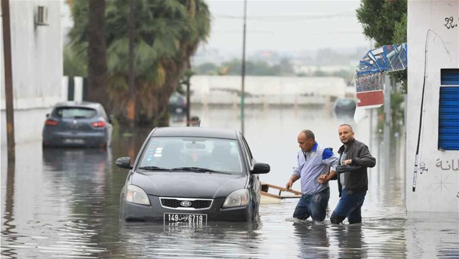 توقفت الحركة والمدارس وتسجيل قتلى.. أمطار وسيول غير مسبوقة بتونس 