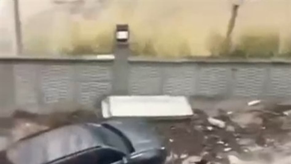 شاهد.. سيول تجرف السيارات في مدينة كوساداسي السياحية بتركيا