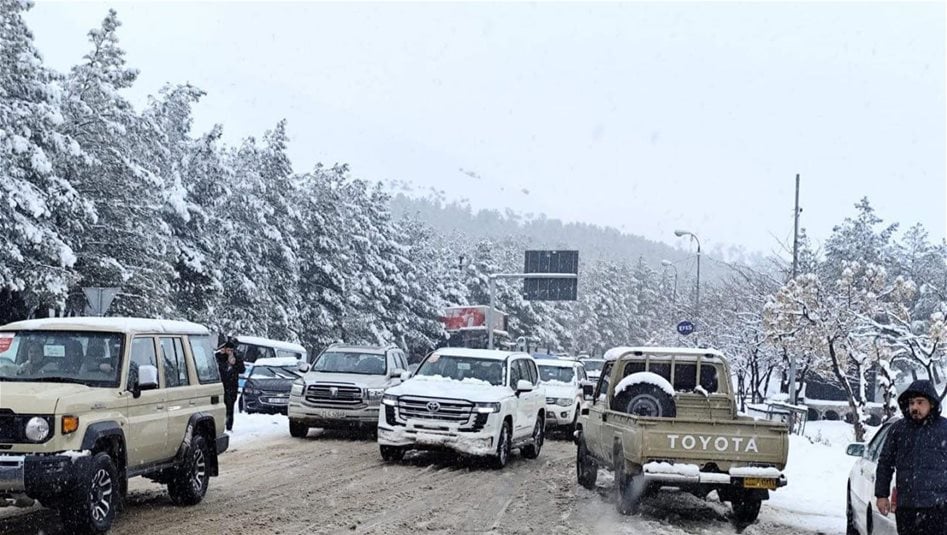 بالصور.. الثلوج تتسبب بإغلاق طريق جبل أزمر في السليمانية مؤقتاً 