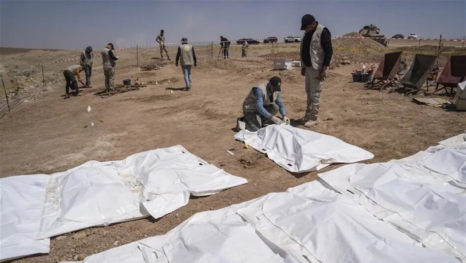 العراق – العوامل البيئية والجوية تأكل الرفات.. تكنولوجيا حديثة للكشف عن هوية ضحايا المقابر الجماعية