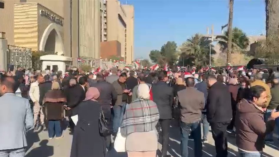 على انغام تظاهرات تشرين.. موظفو التعليم ينقلون تظاهراتهم الى بوابة الوزارة رغم اعلان "عدم استقطاع المخصصات"