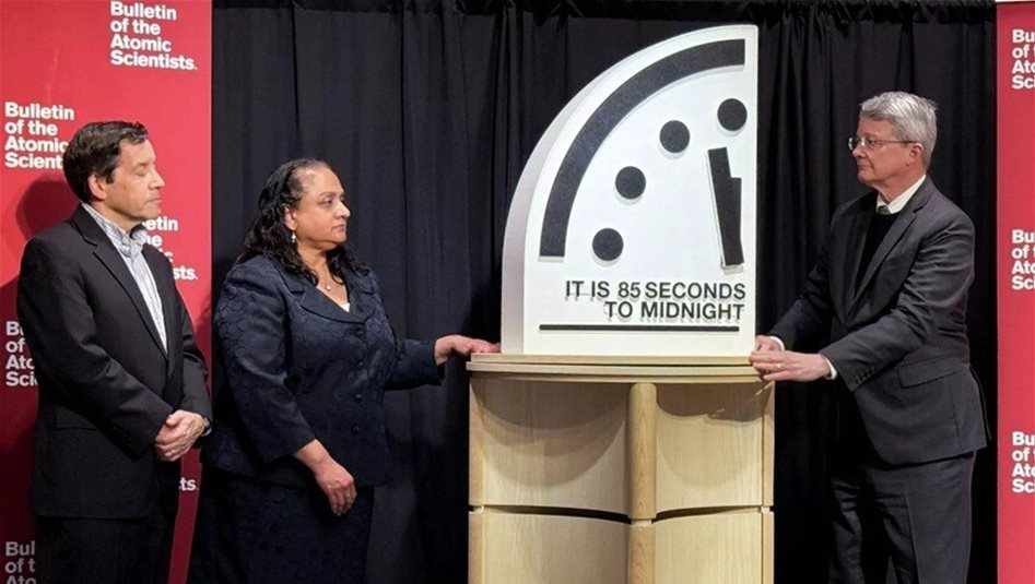 ساعة "يوم القيامة" الرمزية تقترب.. هذا ما قاله علماء ذرة