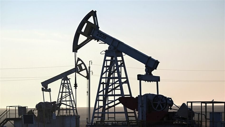 النفط يتراجع بينما يتجه لاكبر مكسب منذ سنوات 