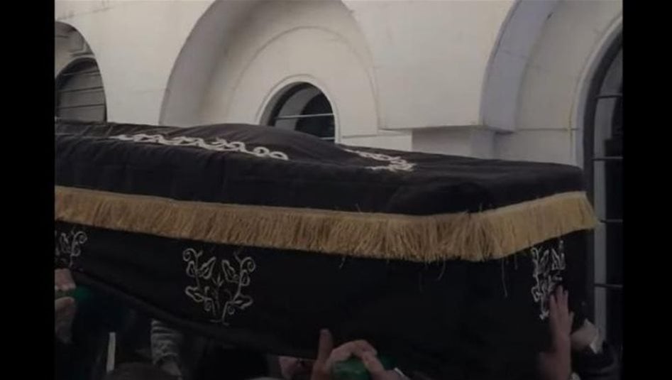 شاهد.. تشييع "أم زكي" نجمة باب الحارة بعد اغتيالها على يد عاملتها!