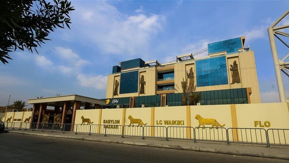 ازدواجية بتطبيق القانون.. إدارة مول بابلون تستحوذ على الشارع وتمنع المواطنين من إيقاف مركباتهم 