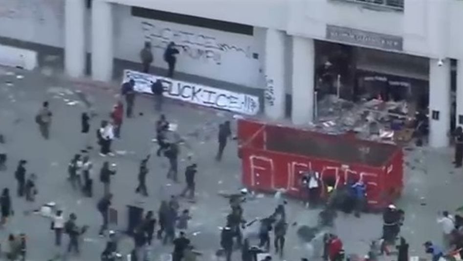 متظاهرون يهاجمون مركز إدارة الهجرة في لوس أنجلوس ويدمرون محتوياته