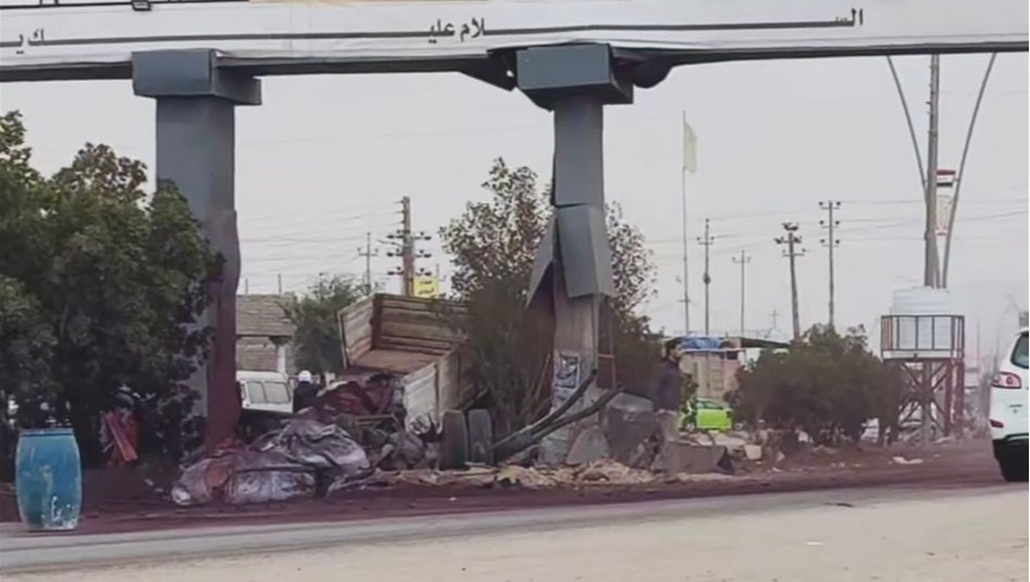 شاحنة تقتحم جسرا للمشاة في البصرة (فيديو)