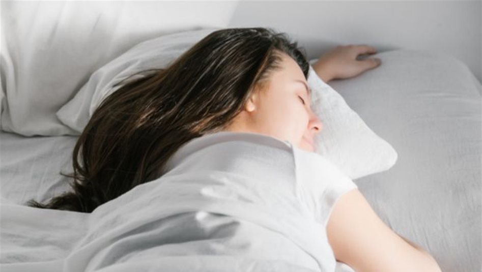 ما علاقة الاستغناء عن الوسادة أثناء النوم بصحة العين؟