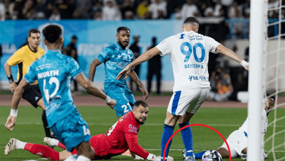 بطريقة استثنائية.. بنزيما يسجل أول أهدافه مع الهلال 