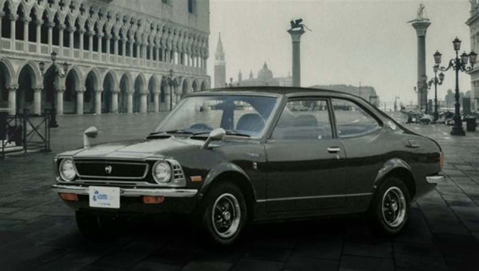 عندما أسقطت تويوتا عرش ديترويت... القصة التي جعلت السيارة المملة تعيد كتابة قواعد صناعة السيارات