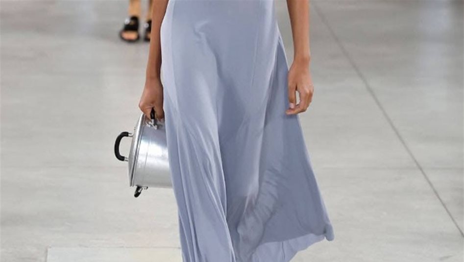 قدر طبخ تتحول إلى حقيبة: موسكينو تثير الجدل في مجموعة ربيع 2026... هل المرأة مكانها المطبخ؟