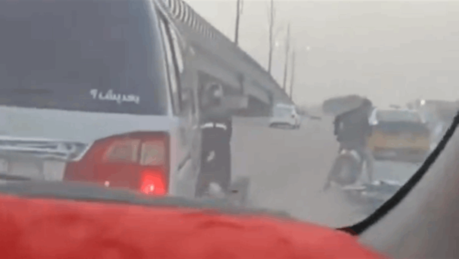 "جاكي شان" بشوارع الحلة.. رجل مرور يعتدي على مواطن في بابل (فيديو)