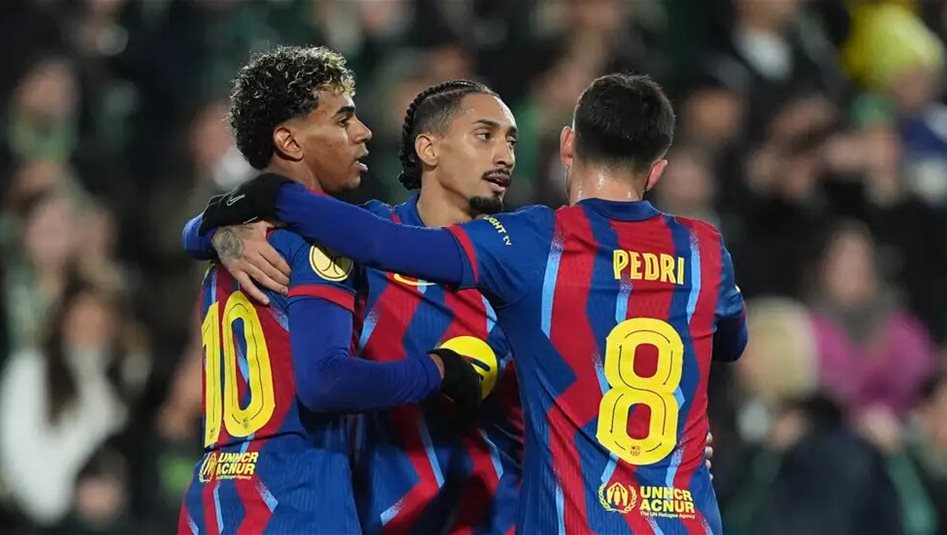 برشلونة يعتزم خطف مدافع مانشستر يونايتد