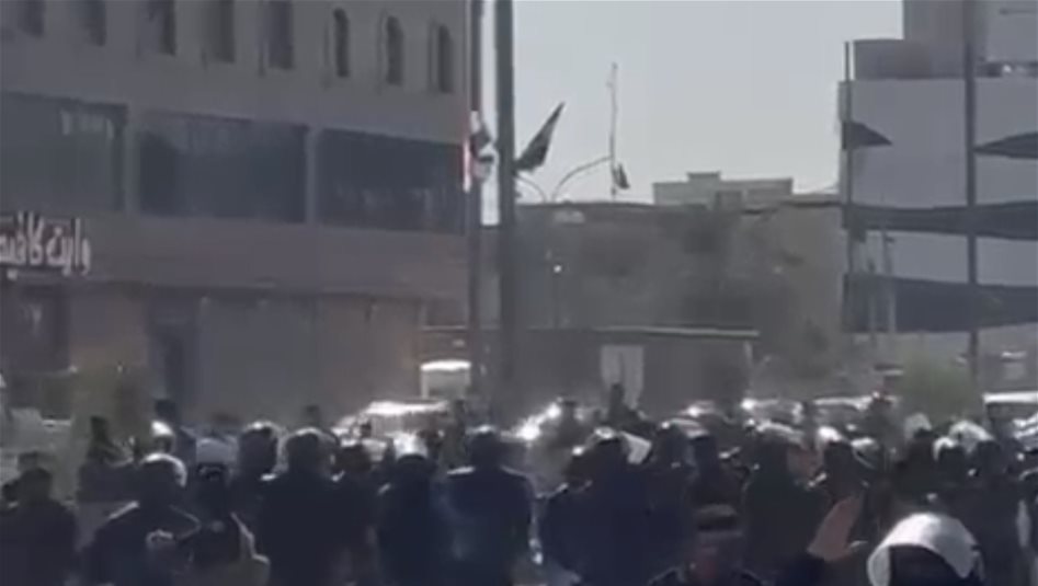 العراق – قوات مكافحة الشغب تفرق اعتصاماً لكوادر ومهندسي مشروع شركة الاتصالات الاتحادية أمام شركة نفط البصرة