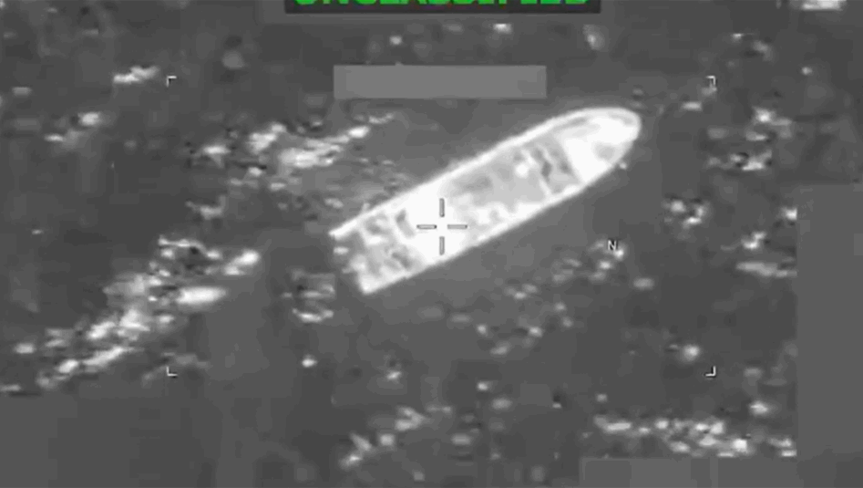 الجيش الامريكي يقصف سفينة بالمحيط الهادي (فيديو)