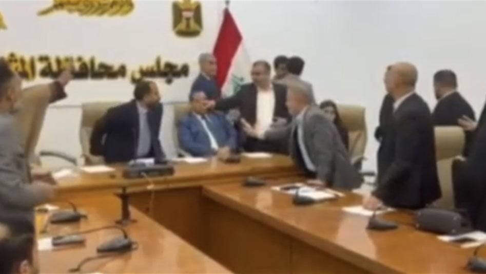 جلسة ساخنة في مجلس المثنى.. مشاحنات واشتباك بالأيدي (فيديو)
