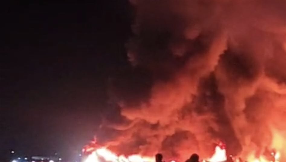 نيران هائلة بعد قصف مخازن شركة امريكية في البصرة