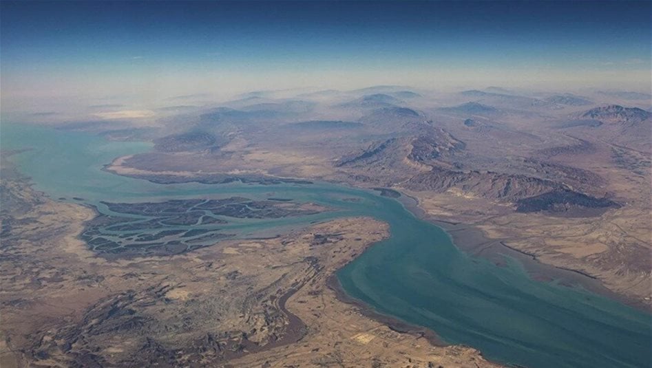 إيران تعلن السماح لسفن بعض الدول بالمرور عبر مضيق هرمز