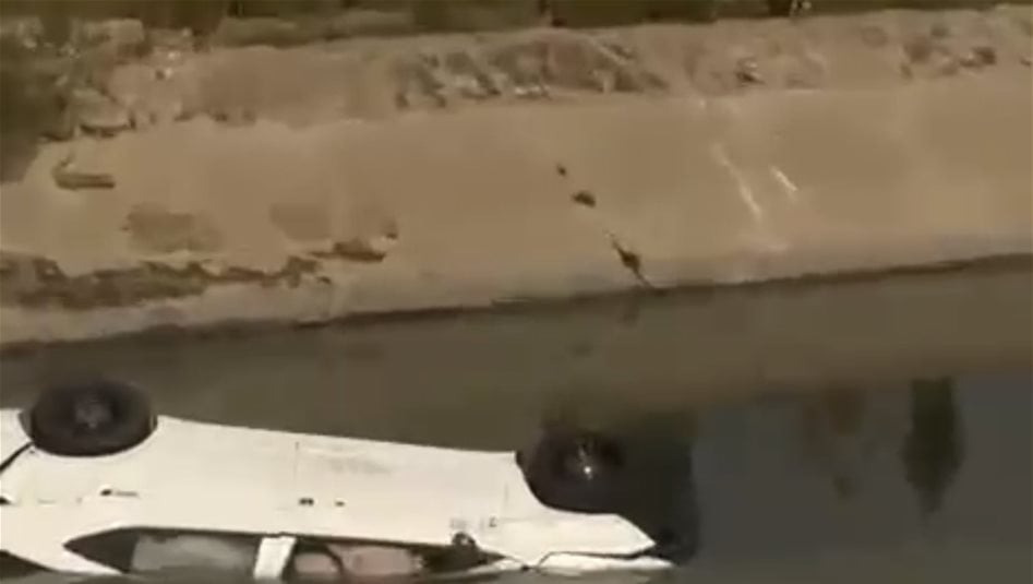 سقوط سيارة من جسر الرابط بين قناة الجيش وسريع محمد القاسم ونقل السائق إلى المستشفى