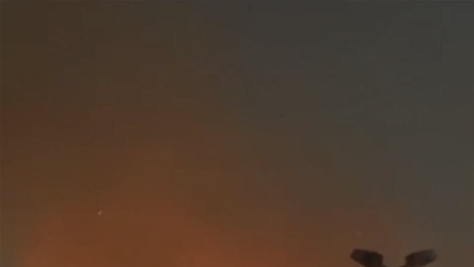 اندلاع النيران بمساحة من الحشائش والاعشاب خلف السفارة الامريكية