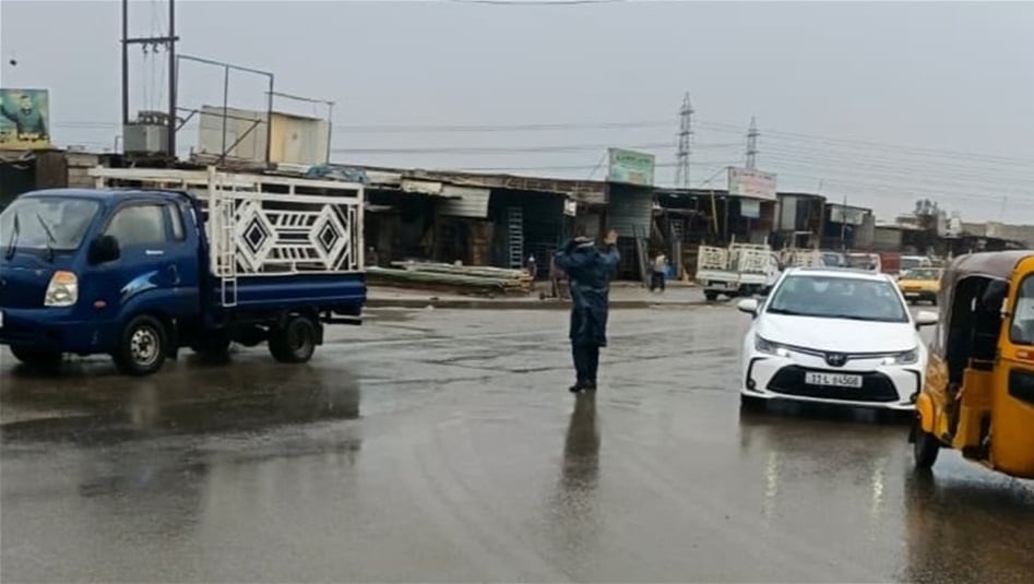 رغم غزارة الأمطار.. رجال المرور في مدينة الصدر يواصلون عملهم 