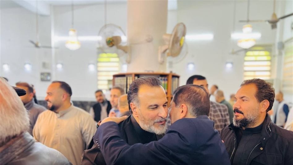 quot;حي على الخدمةquot;.. الحمداني يشارك المصلين بصلاة العيد في جامع الإمام علي (ع) 