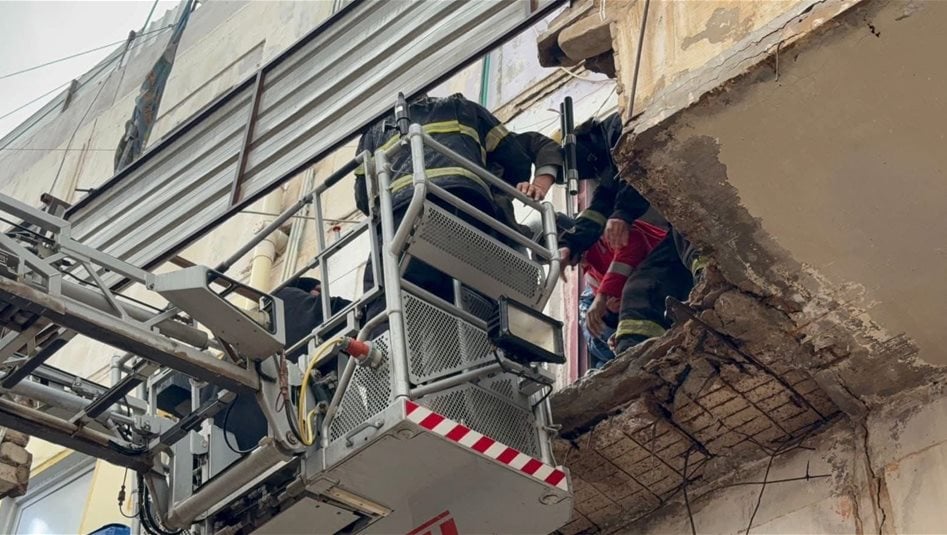 بالصور.. انقاذ عوائل بعد انهيار شقق سكنية في كربلاء 