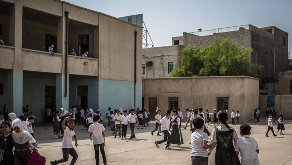 شاهد.. هلع وذعر الطلبة في ناحية ام قصر بعد القصف على الجانب الايراني