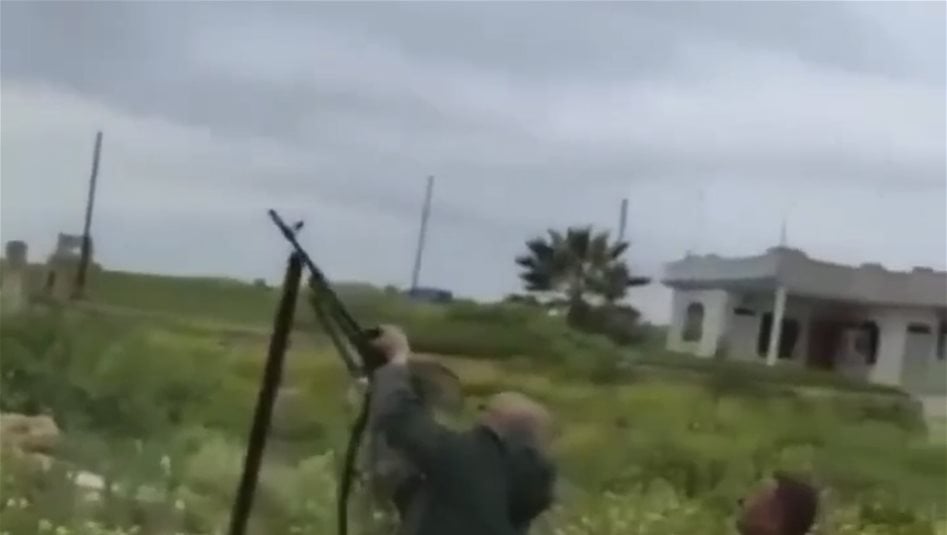 منتسب يحاول التصدي لطائرة أمريكية في سماء العراق (فيديو) 