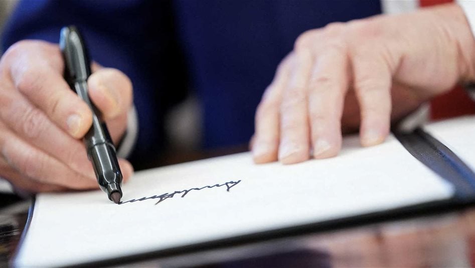 على خطى صدام حسين.. توقيع ترامب على العملة الأميركية 