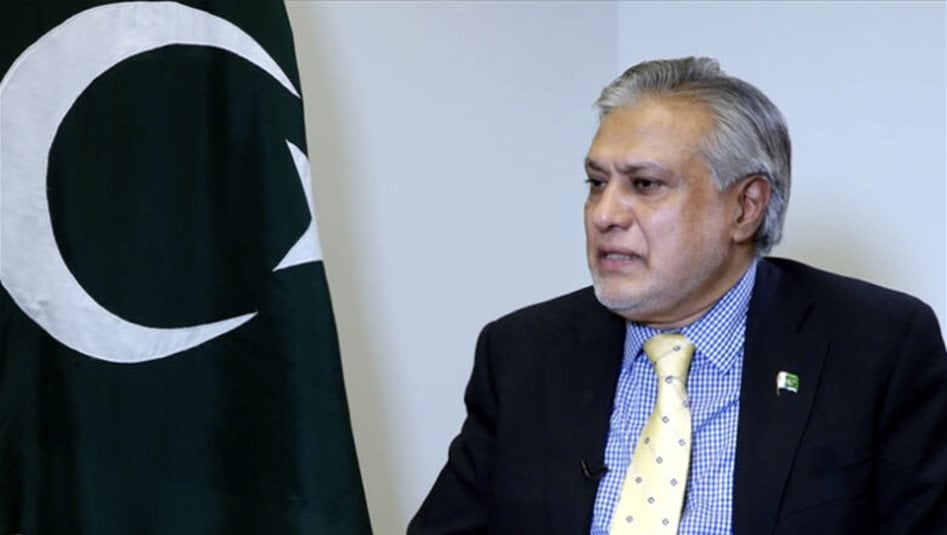 بالفيديو.. لحظة سقوط نائب رئيس الوزراء الباكستاني