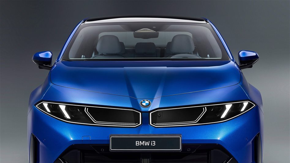بي أم دبليو i3 الجديدة: ثورة رقمية أو مبالغة كهربائية ببدلة الفئة الثالثة؟