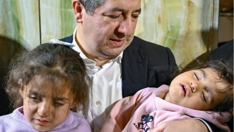 العراق – بارزاني يحتضن فتاتين استشهد والداهما في أربيل