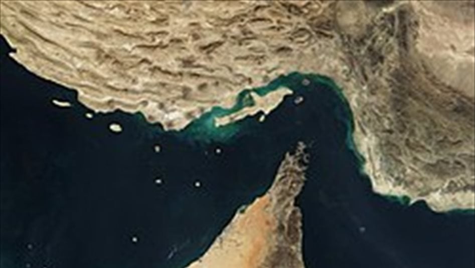 إيران تعلق حركة السفن عبر مضيق هرمز عقب الهجمات الإسرائيلية على لبنان