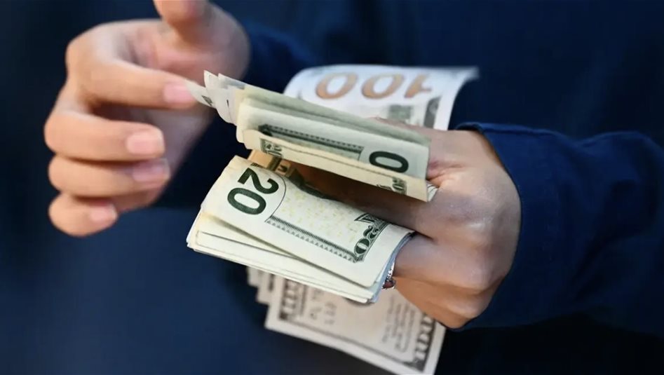 الدولار يقفز مع بدء الحصار الامريكي البحري 