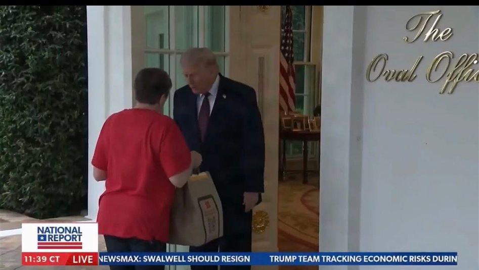 بالصور.. ترامب يتسلم طلبية من مكدونالدز ويطلب من صاحبة الدليفري مشاركته بالمؤتمر الصحفي