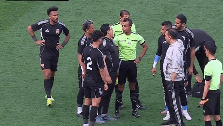 حادثة غريبة في مصر.. حكم يتعرض لإصابة ويغادر الملعب باكيا