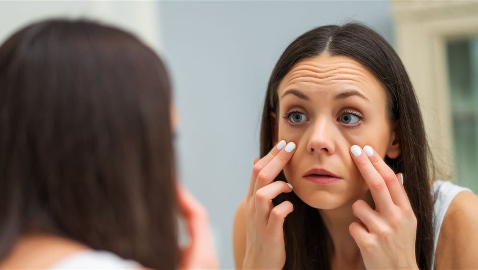 من الهالات إلى التجاعيد كيف يدمر السهر بشرتكِ؟ 