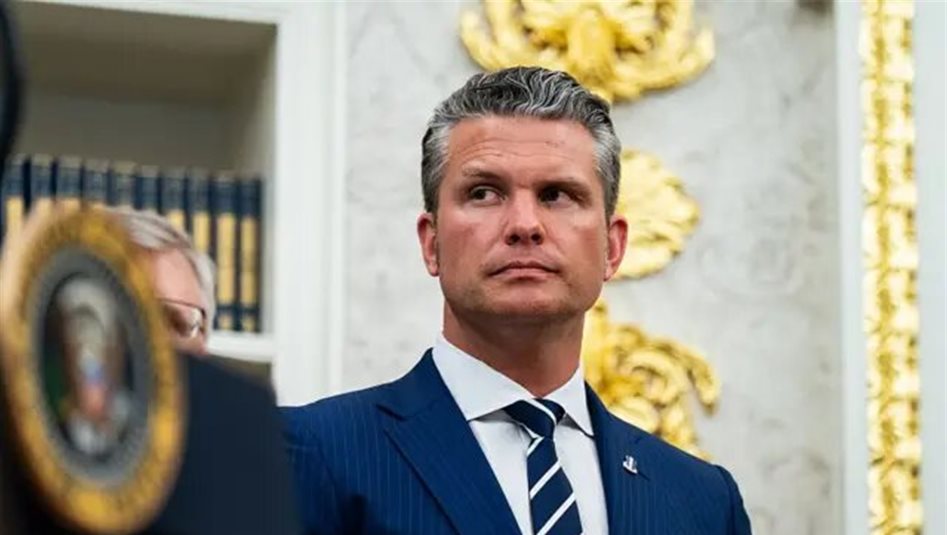 نواب ديمقراطيون يتحركون لعزل وزير الحرب الأميركي من منصبه