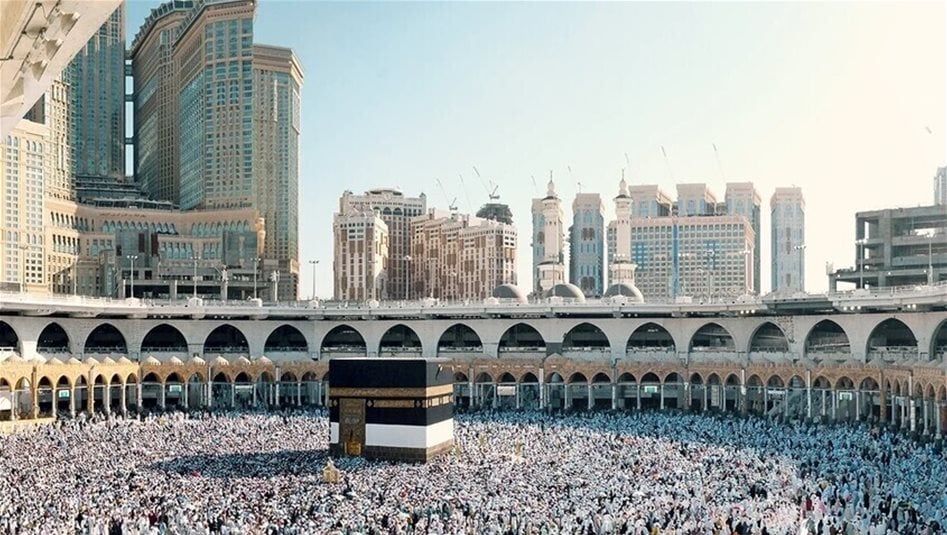 بلد عربي يوقف إصدار تأشيرات العمرة