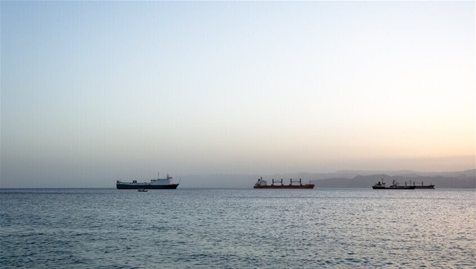 بريطانيا تكشف عن تضرر سفينة حاويات بمقذوف مجهول قرب سواحل عمان