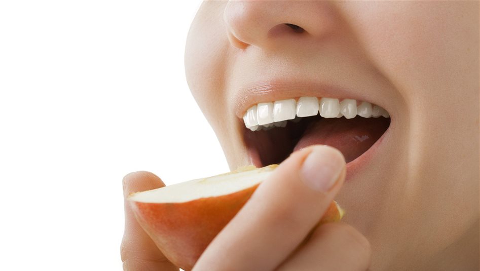 أطعمة قد تساعد في تبييض الأسنان طبيعيا