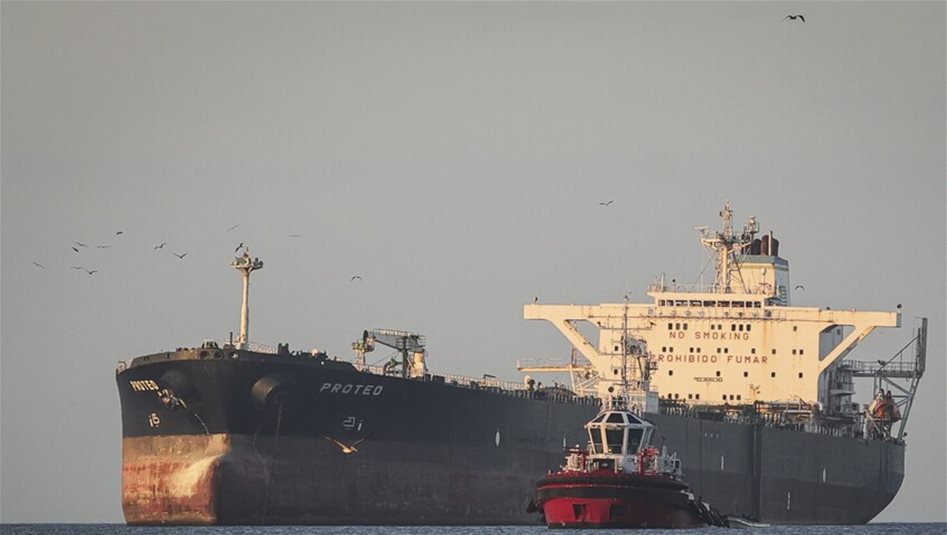 بمرافقة عسكرية.. ناقلة نفط إيرانية تجاوز الحظر الأمريكي في بحر العرب