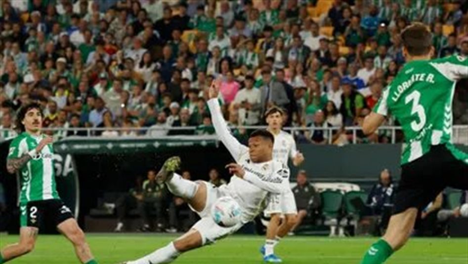 بيتيس ينتزع تعادلا مثيرا من ريال مدريد ويقرب برشلونة اكثر من لقب الدوري الاسباني 