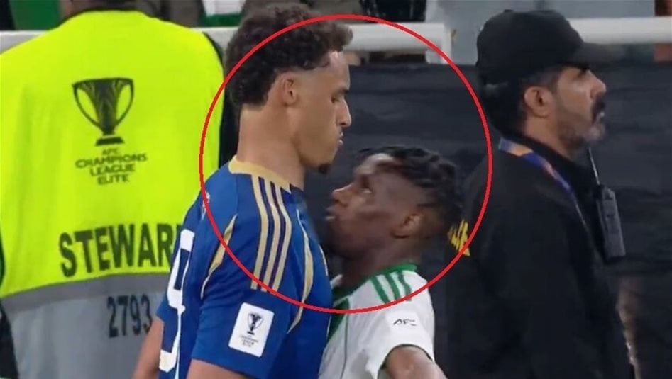 لاعب سعودي يسقط إسرائيليا quot;بنطحةquot; في نهائي دوري أبطال آسيا 