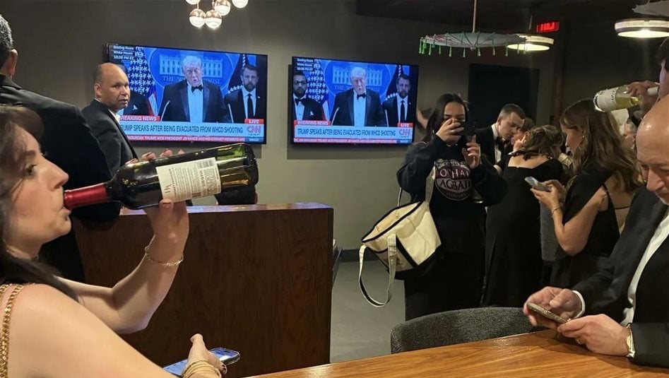 خلال محاولة اغتيال ترامب.. الصحفيون ينقضون على زجاجات النبيذ (فيديو)